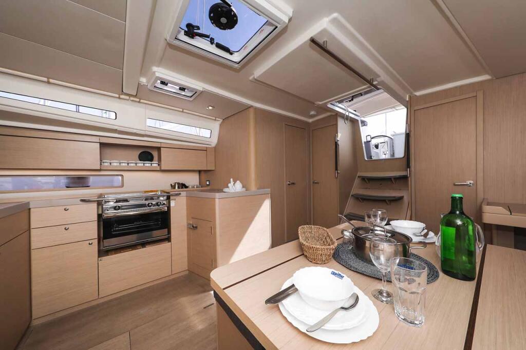 Sailing yacht 