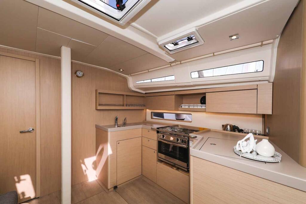 Sailing yacht 