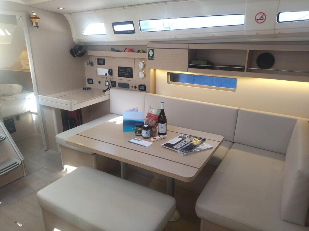 Sailing yacht 
