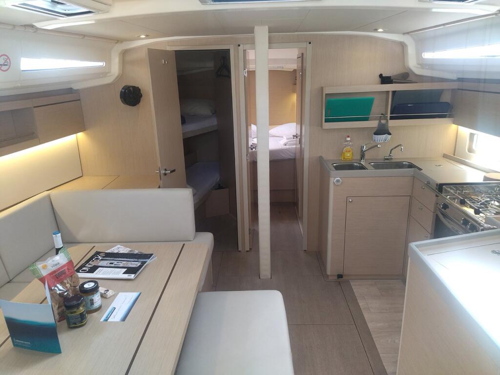 Sailing yacht 