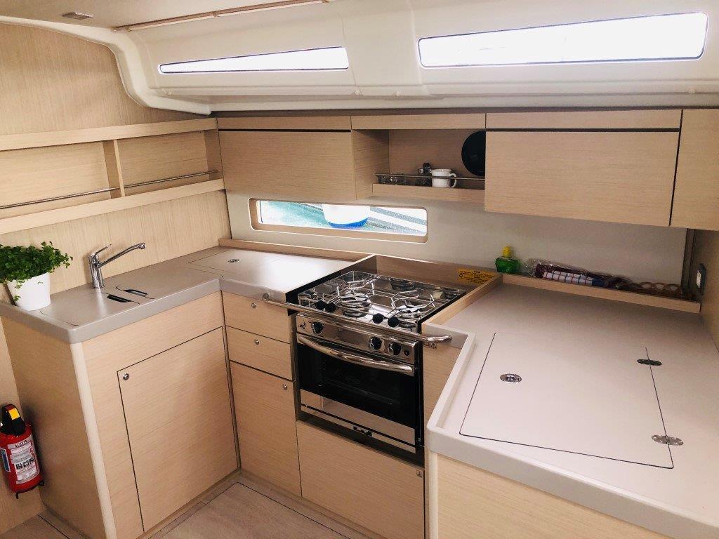 Sailing yacht 