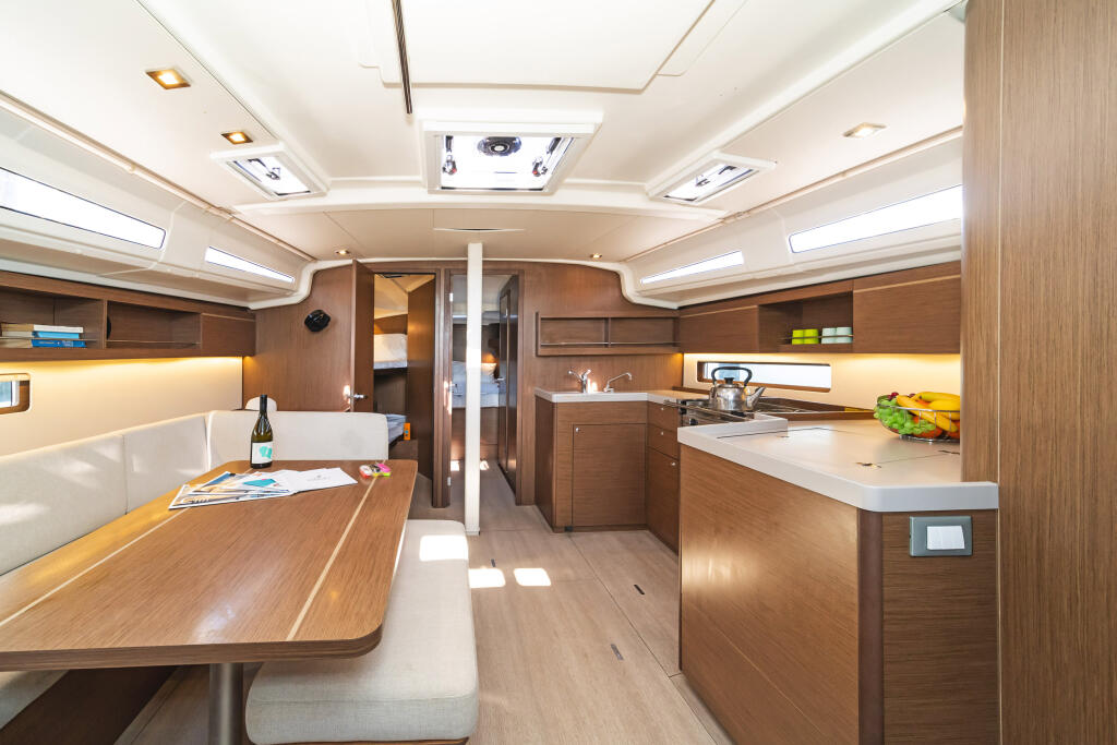 Sailing yacht 