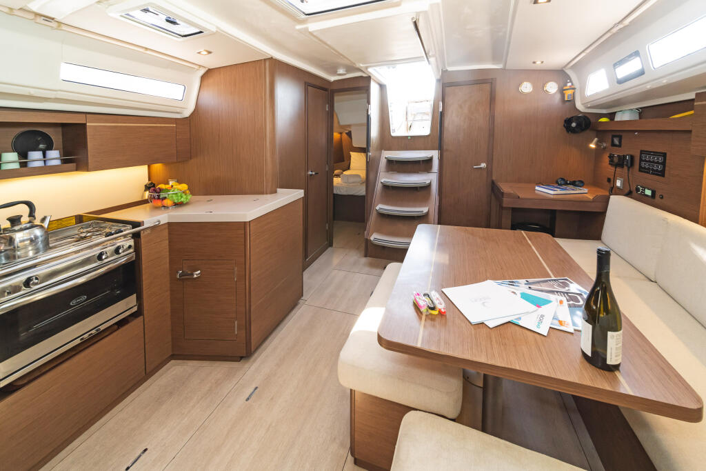 Sailing yacht 