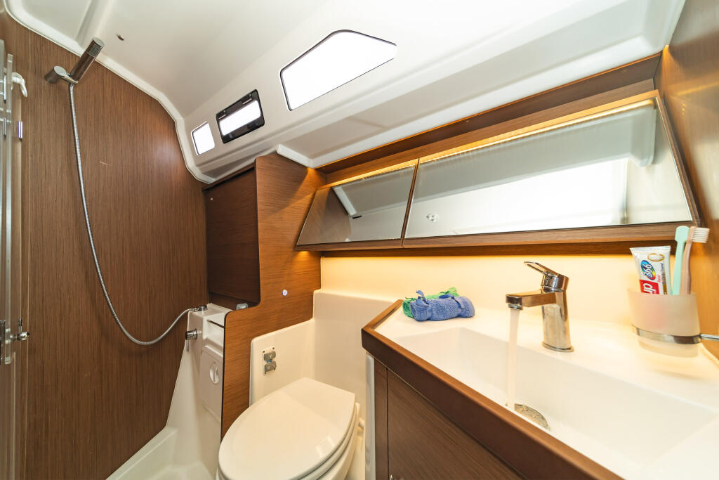 Sailing yacht 