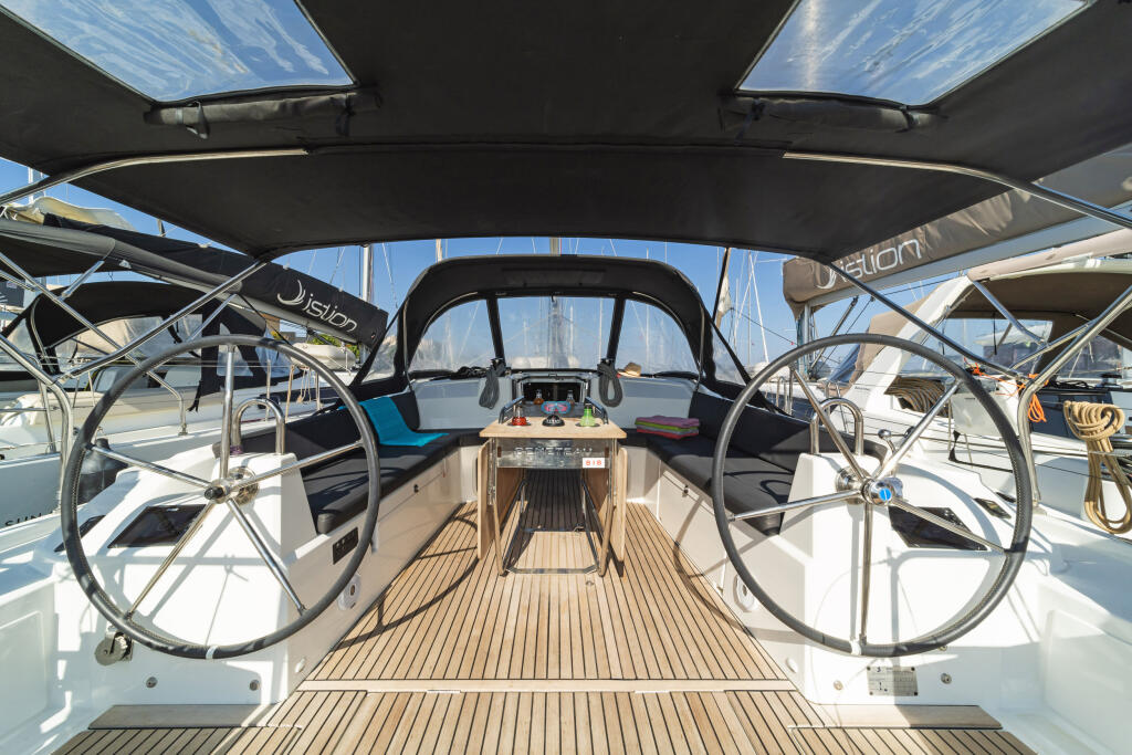 Sailing yacht 