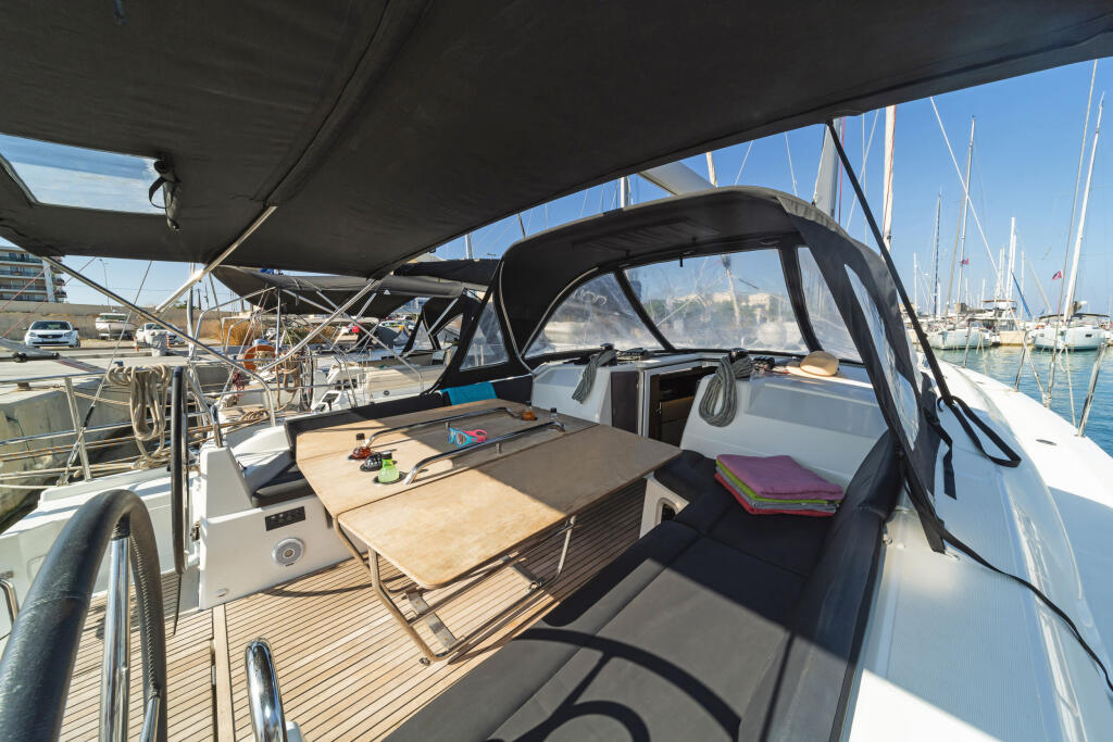 Sailing yacht 