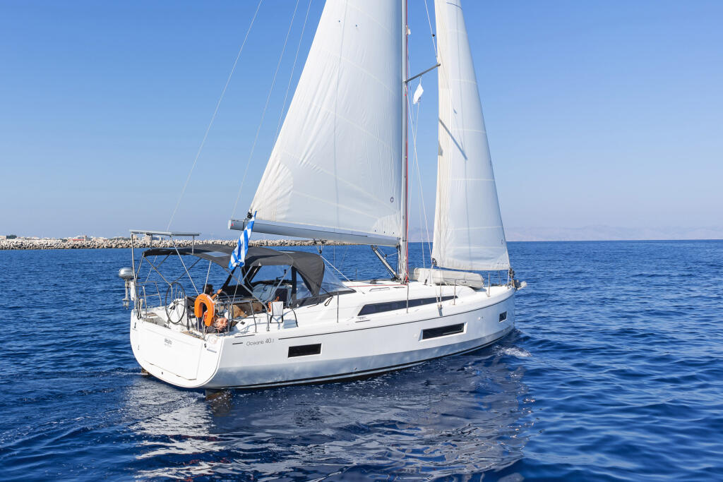Sailing yacht 