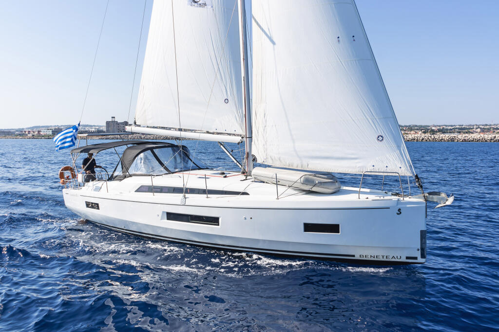 Sailing yacht 