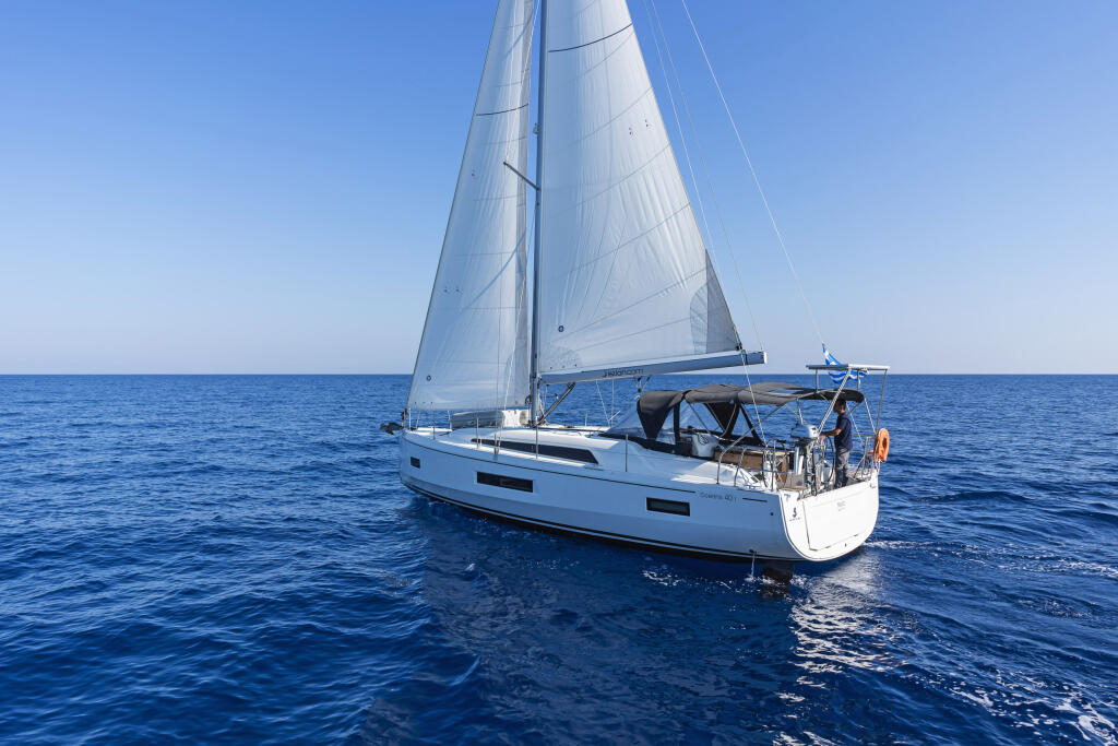 Sailing yacht 