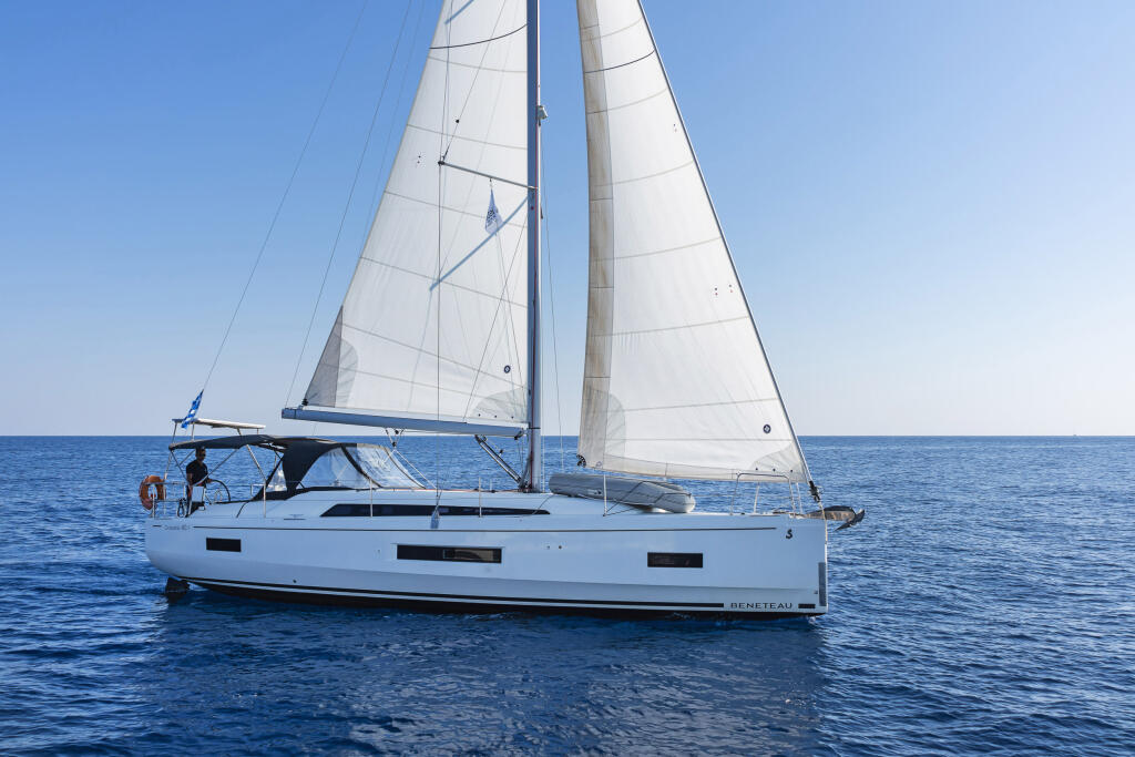 Sailing yacht 