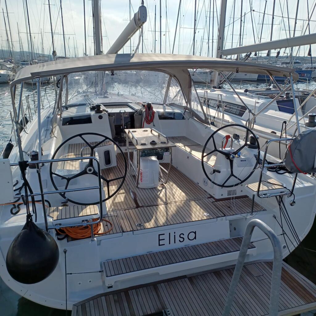 Sailing yacht 