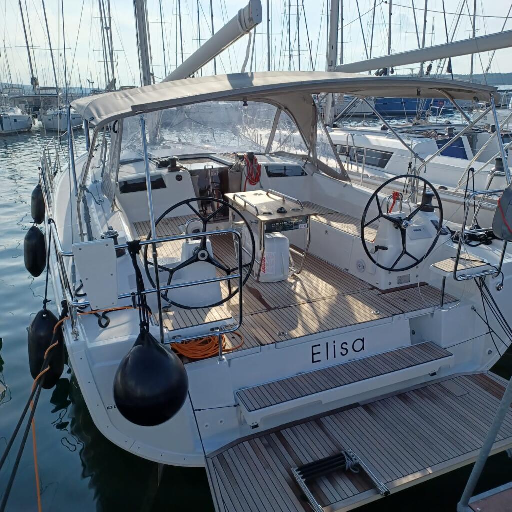 Sailing yacht 