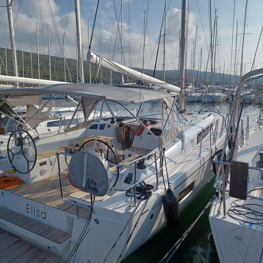 Sailing yacht 