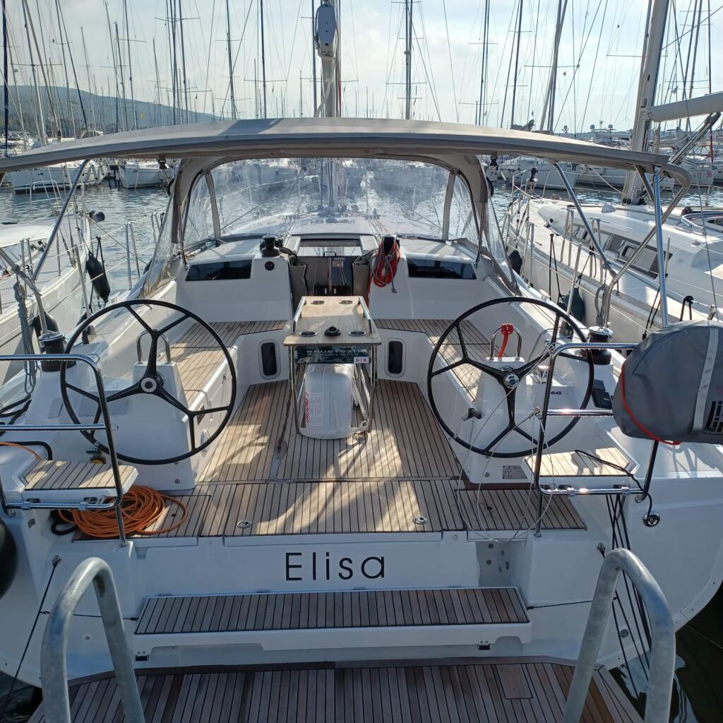 Sailing yacht 