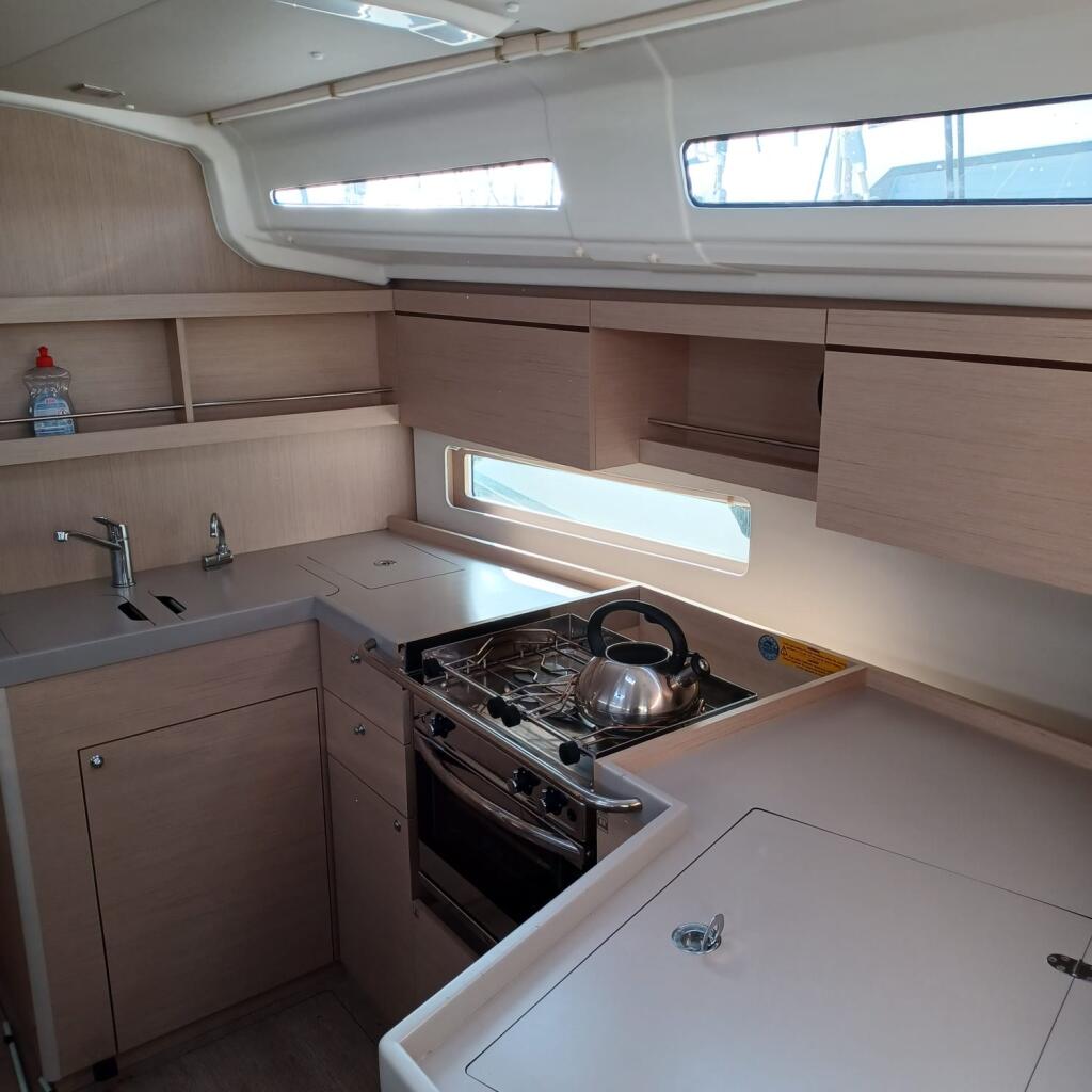 Sailing yacht 