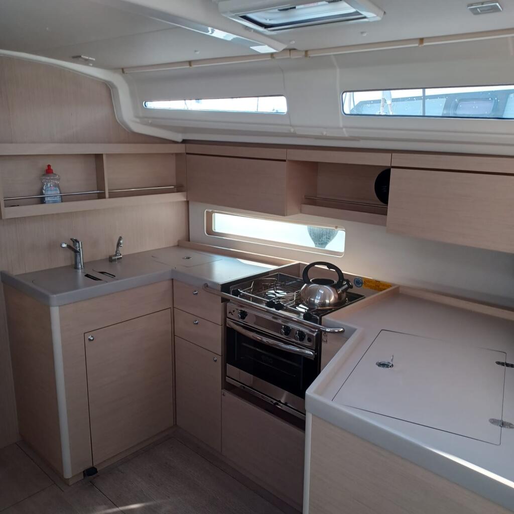 Sailing yacht 
