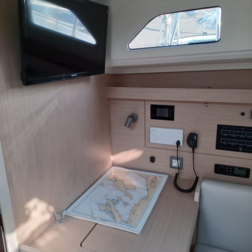Sailing yacht 