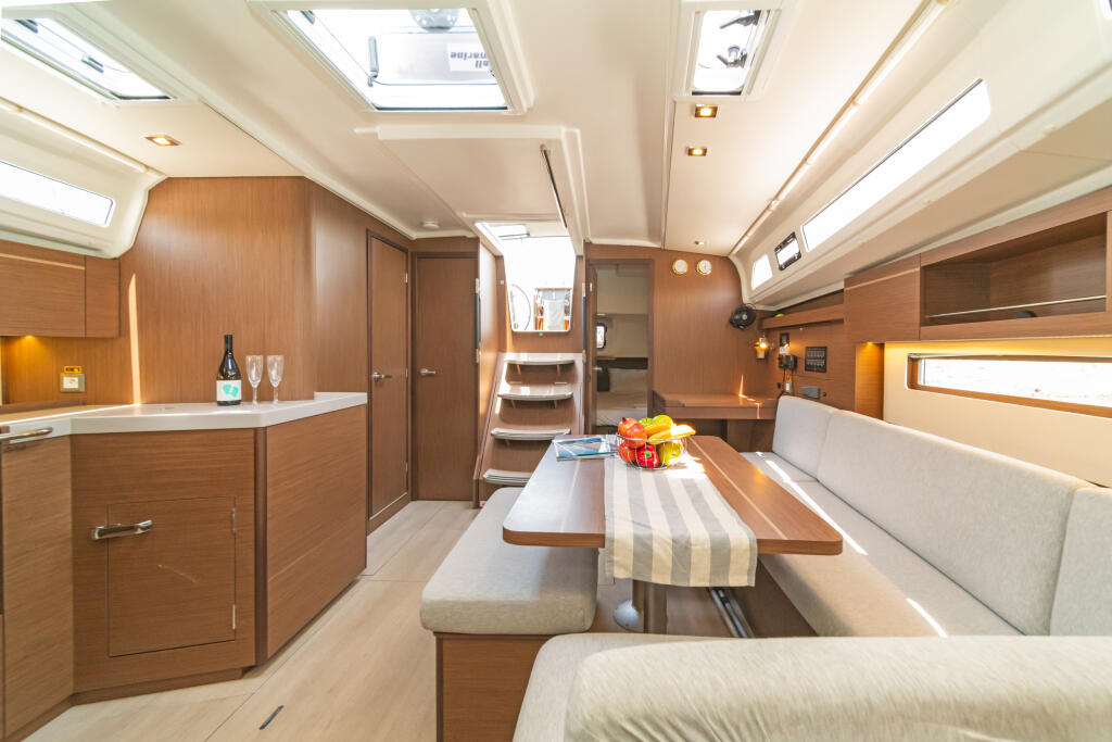 Sailing yacht 