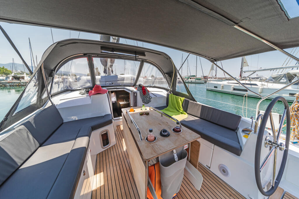 Sailing yacht 