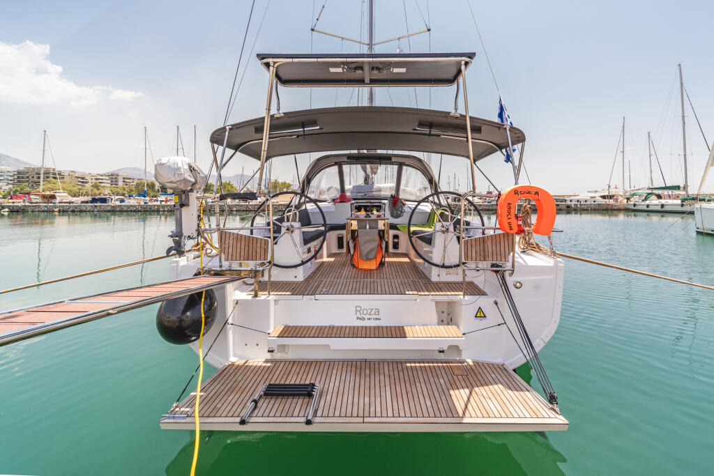 Sailing yacht 