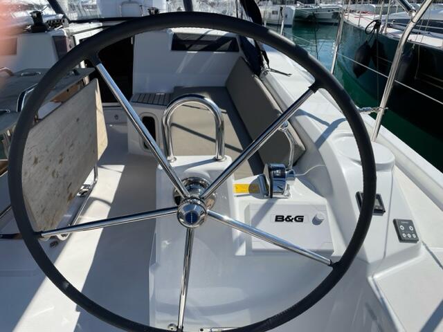 Sailing yacht 