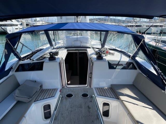 Sailing yacht 