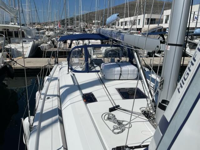 Sailing yacht 
