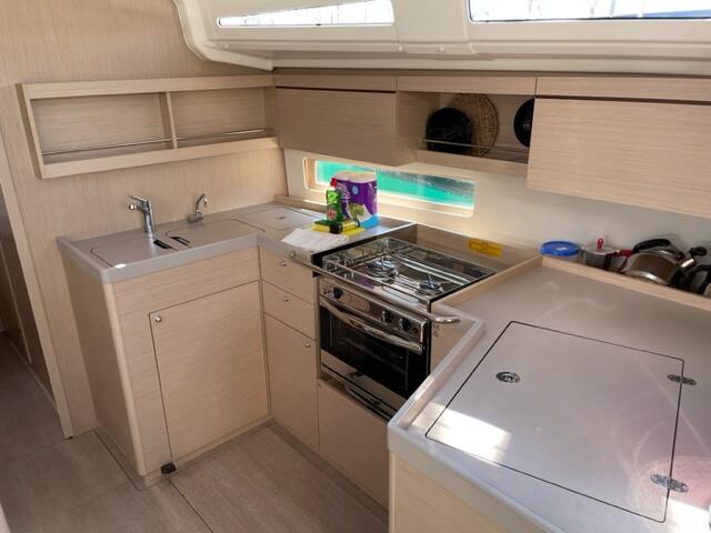 Sailing yacht 