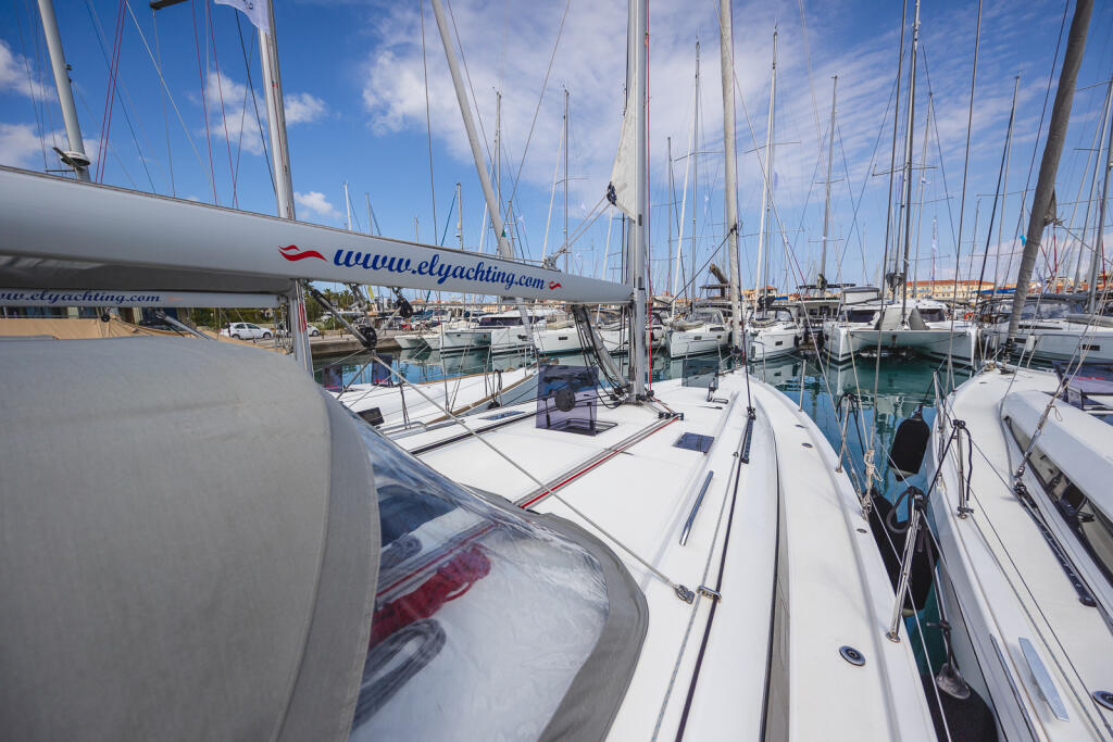 Sailing yacht 