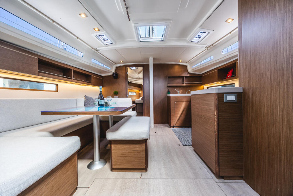 Sailing yacht 