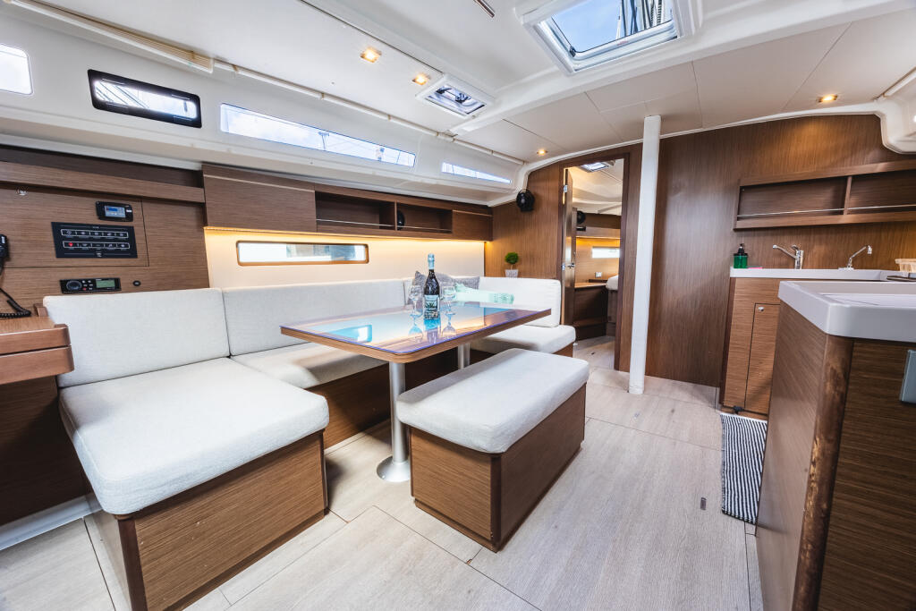 Sailing yacht 