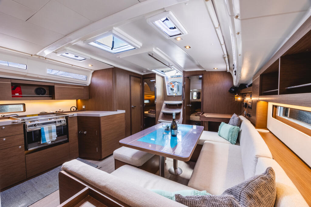 Sailing yacht 