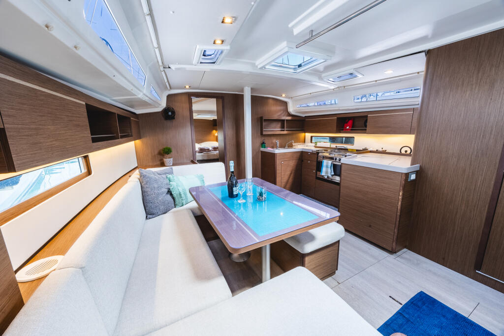 Sailing yacht 