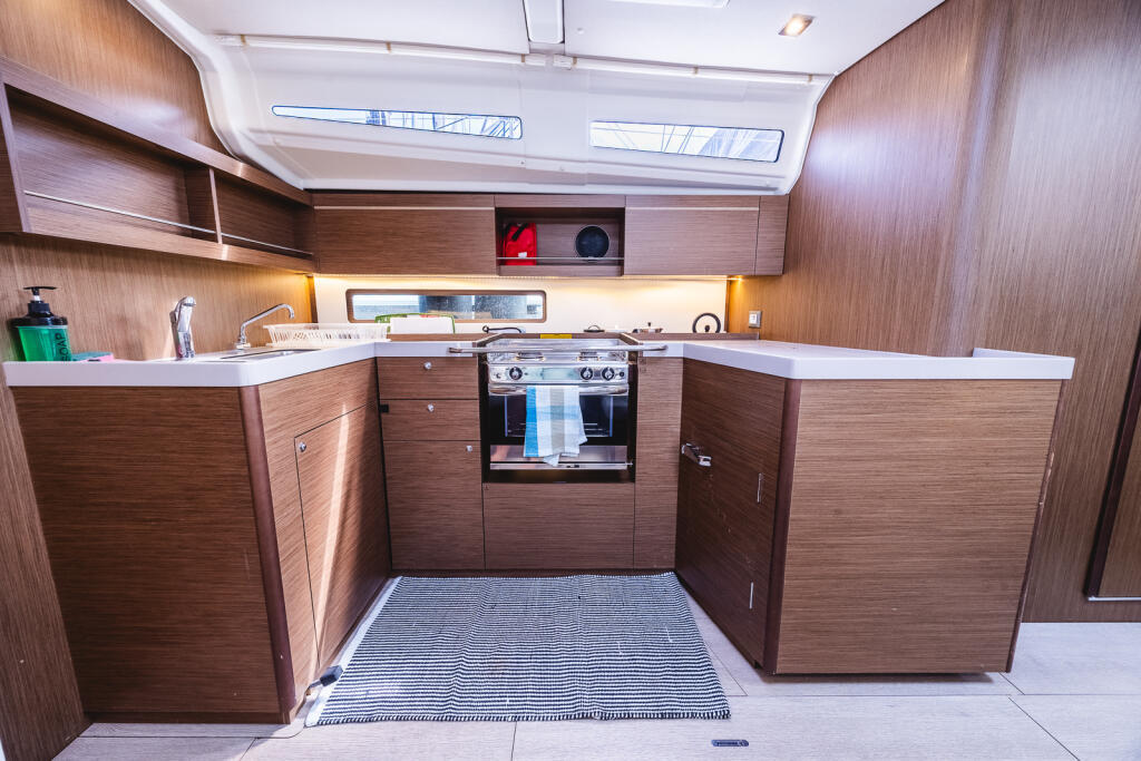 Sailing yacht 