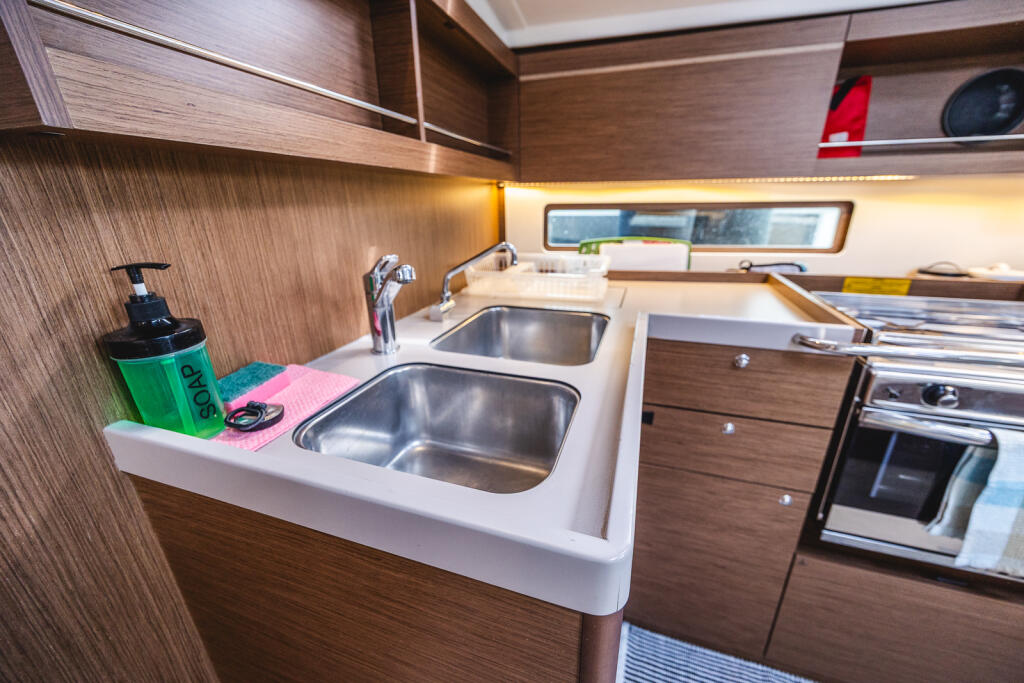 Sailing yacht 
