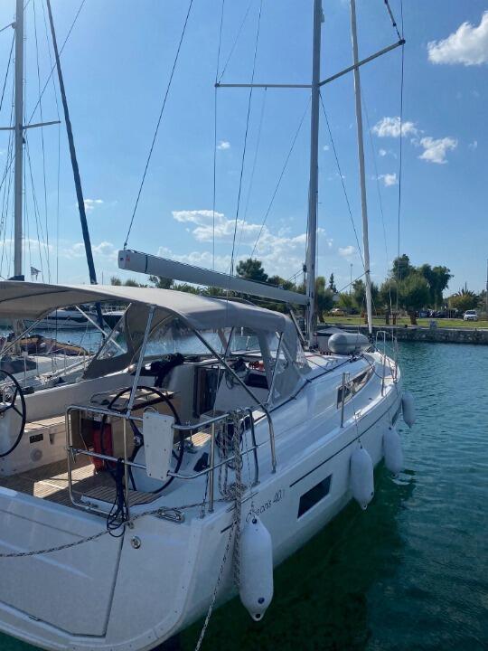 Sailing yacht 