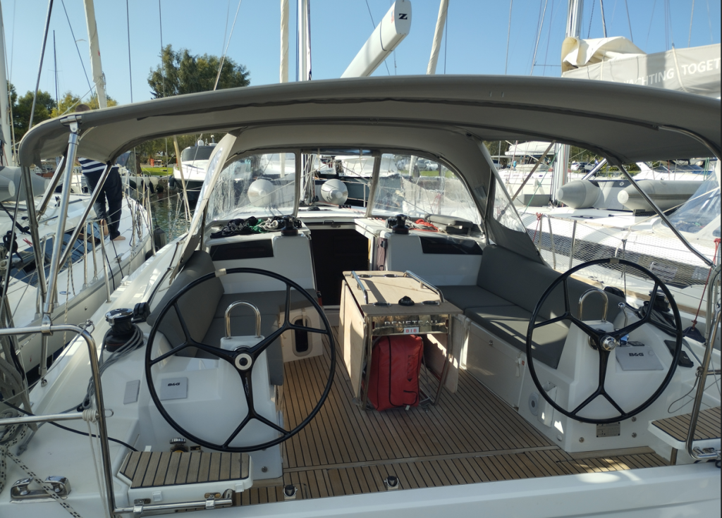 Sailing yacht 