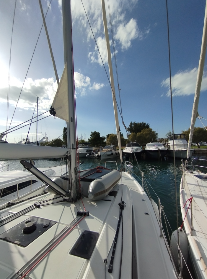 Sailing yacht 