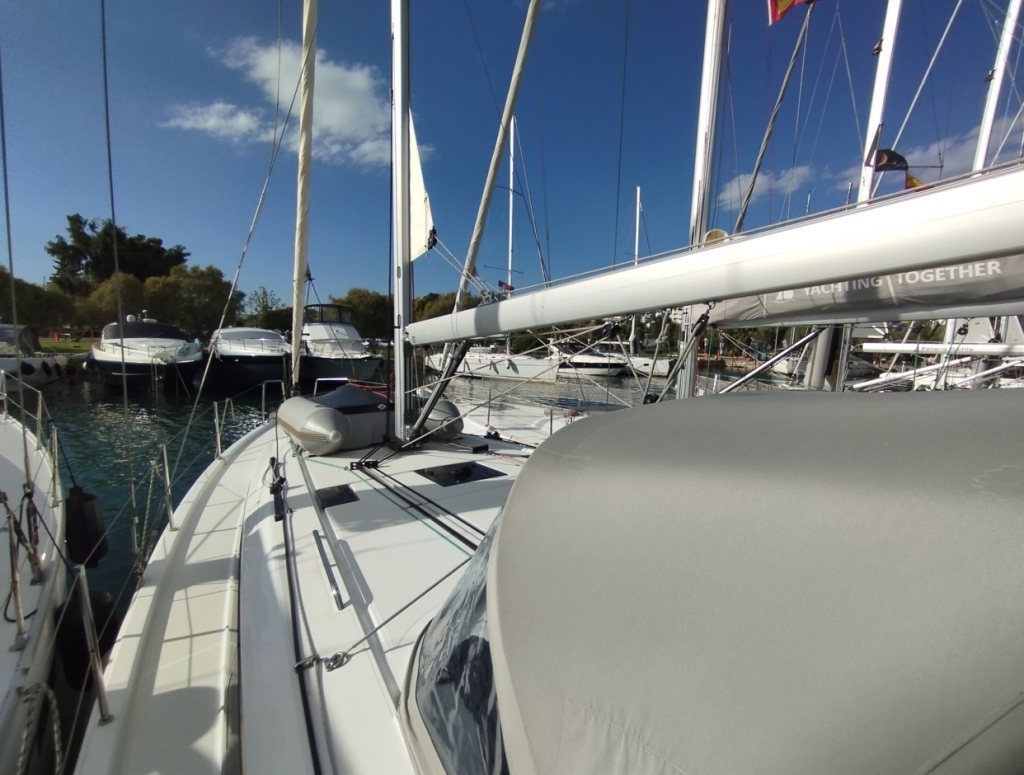 Sailing yacht 