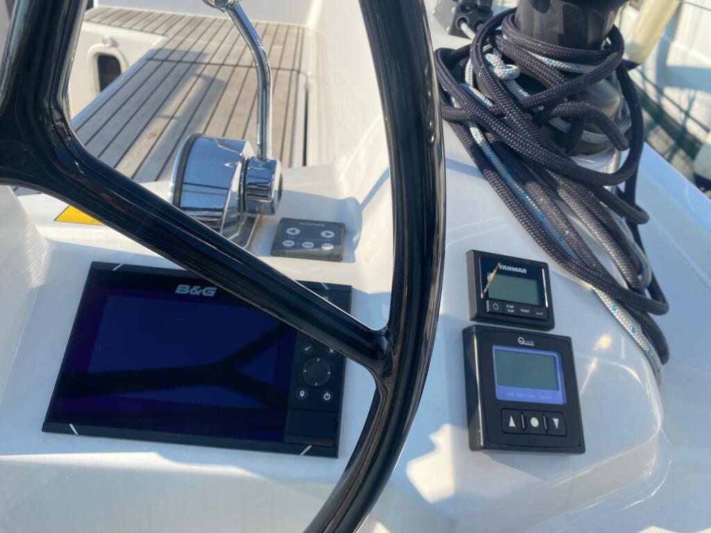 Sailing yacht 