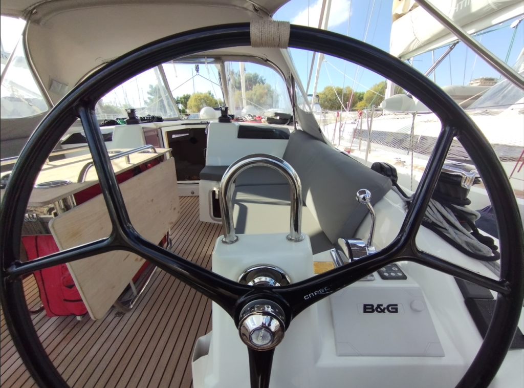 Sailing yacht 