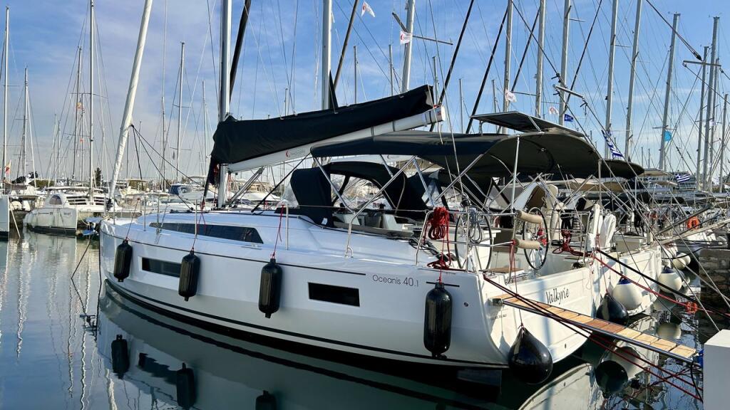 Sailing yacht 