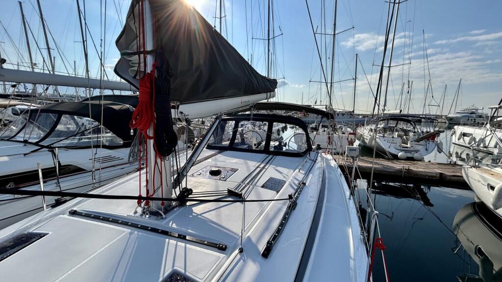 Sailing yacht 