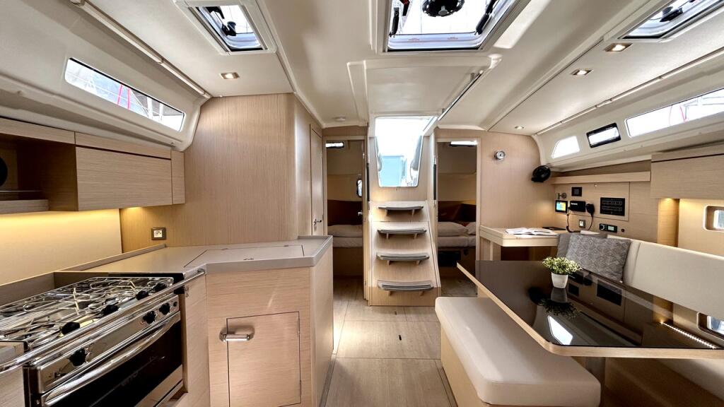 Sailing yacht 