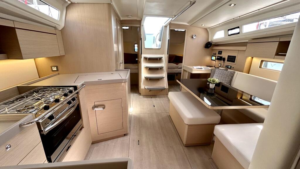 Sailing yacht 
