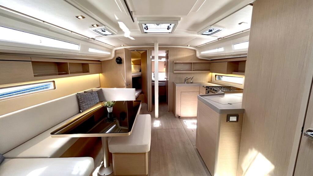 Sailing yacht 