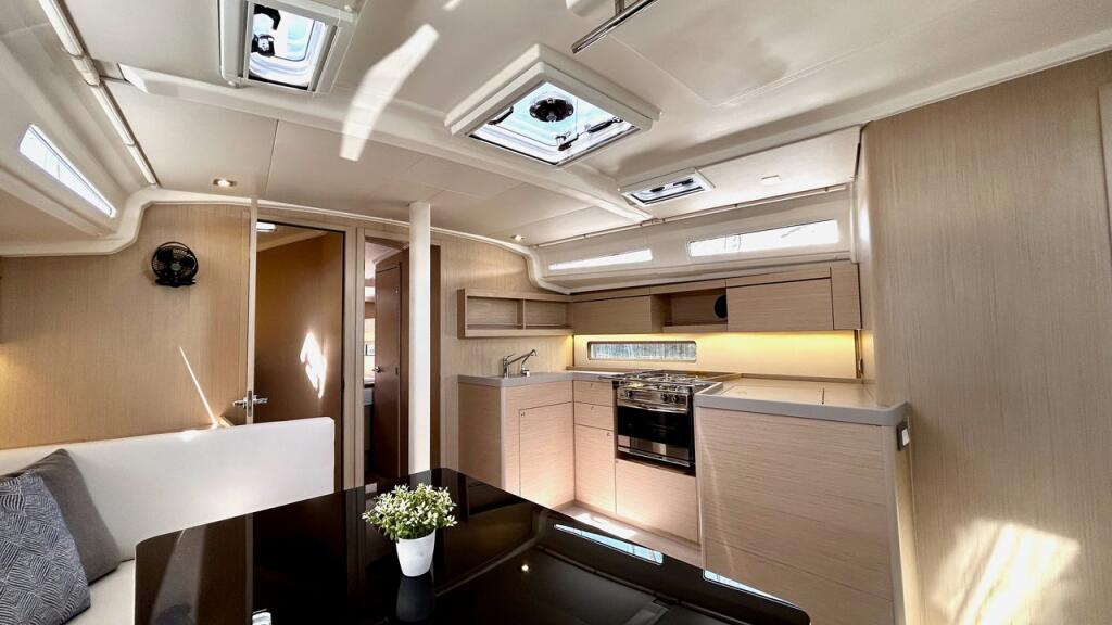 Sailing yacht 