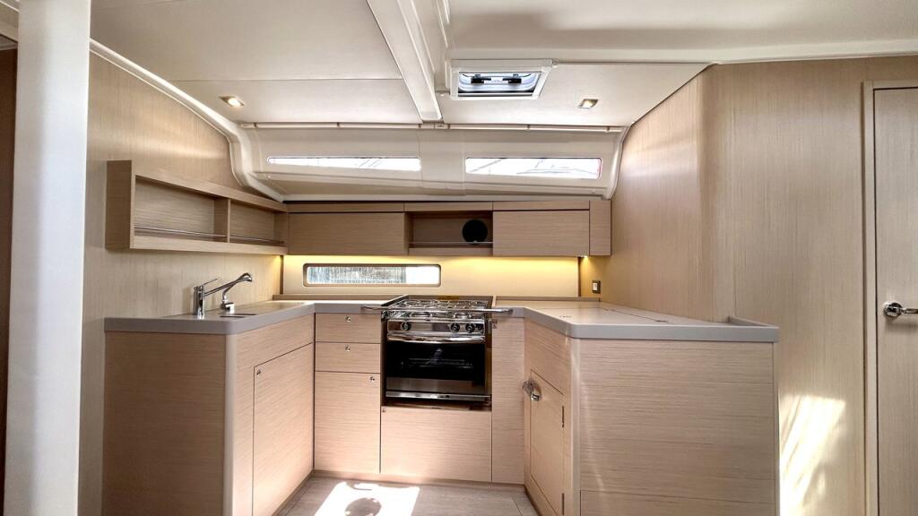 Sailing yacht 