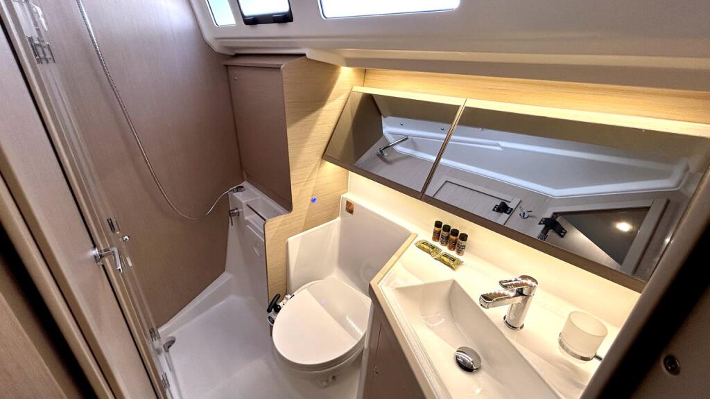 Sailing yacht 