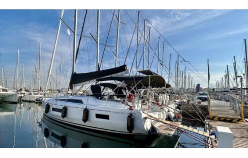 Sailing yacht 